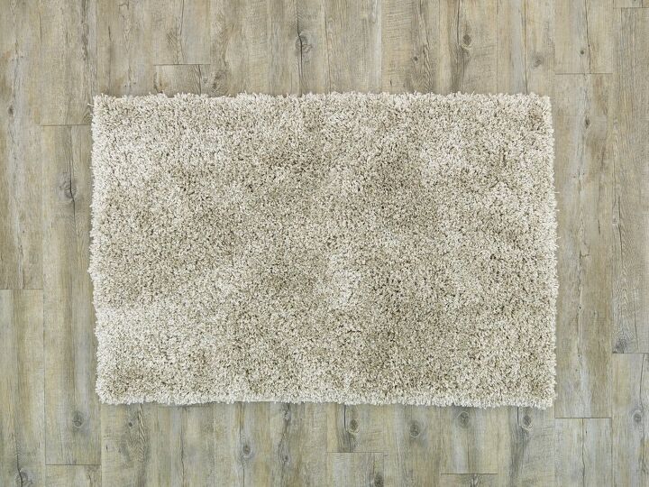 can you put rugs on vinyl plank flooring