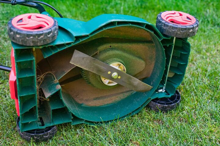 which side of the lawn mower blade is up