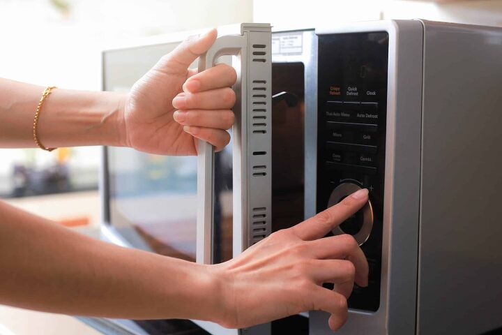 how many watts does a microwave use