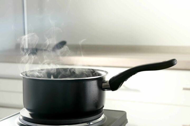 why does the handle of the saucepan get hot when it s on the stove