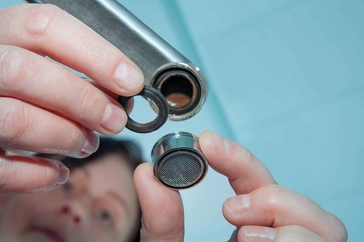 how to remove a faucet aerator that is stuck