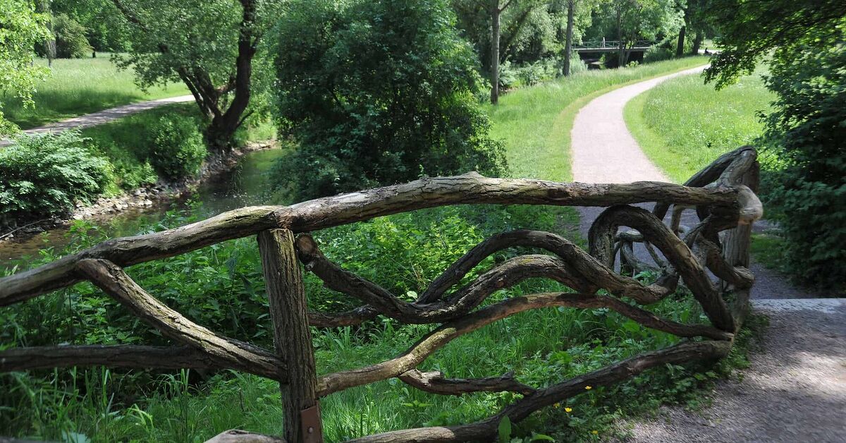 How To Make A Tree Branch Railing (Step-by-Step Guide) | Upgradedhome.com