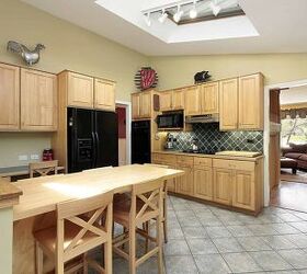 what is the best color paint for a kitchen with oak cabinets