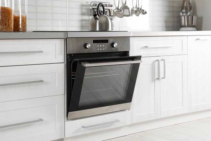 Why Does My Oven Smell Like Gas? (Possible Causes & Fixes)
