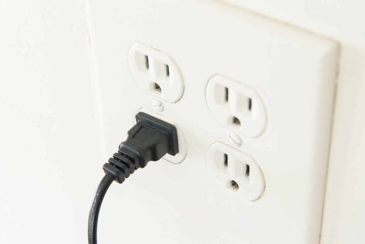 Plu Plugged In Plug Gets Hot When Plugged In? (Possible Causes & Fixes) | Upgradedhome.com