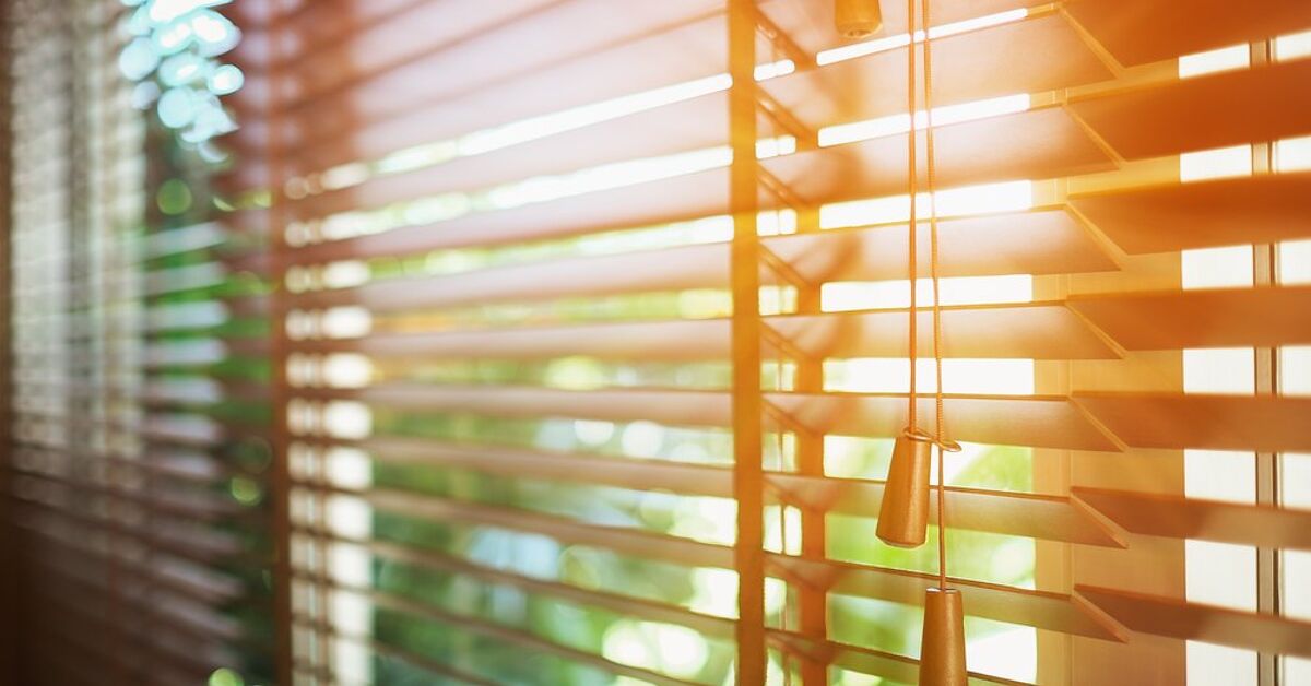How To Lower Blinds (Here's What You Can Do) | Upgradedhome.com How to lower the window blinds