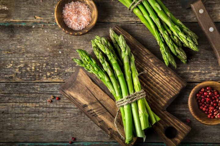 how long does asparagus last in the fridge raw and cooked