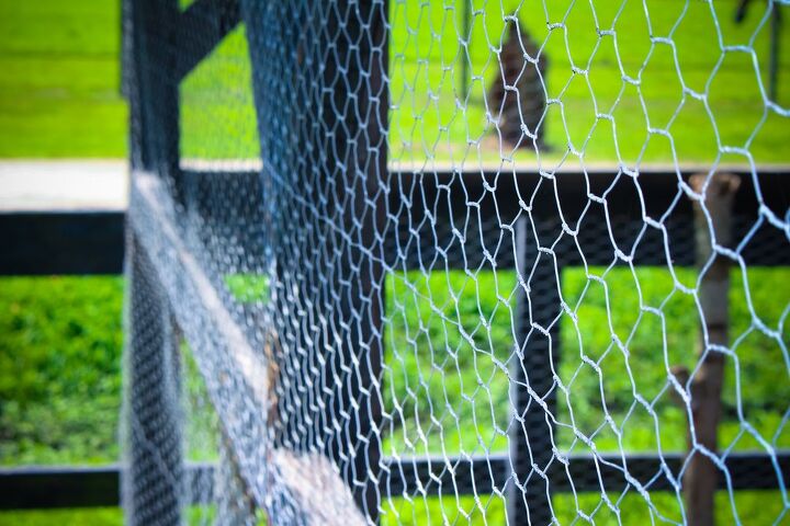 how to build a garden fence with chicken wire