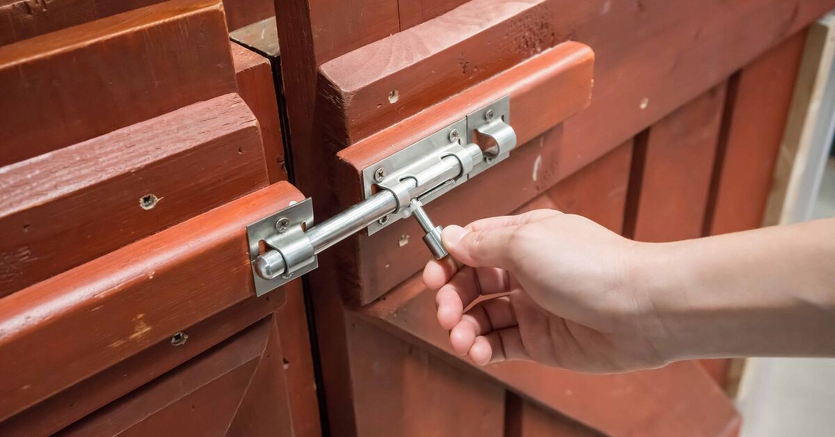 10 Different Types of Gate Latches (With Buyer's Guide) | Upgradedhome.com