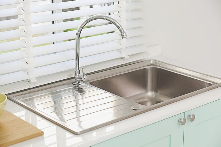 What Size Faucet for A Kitchen Sink? (We Have The Answer)