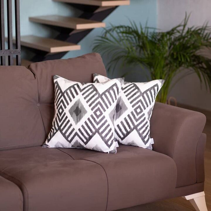 https://cdn-fastly.upgradedhome.com/media/2023/07/31/9087268/what-are-the-best-throw-pillows-for-brown-couches.jpg?size=720x845&nocrop=1