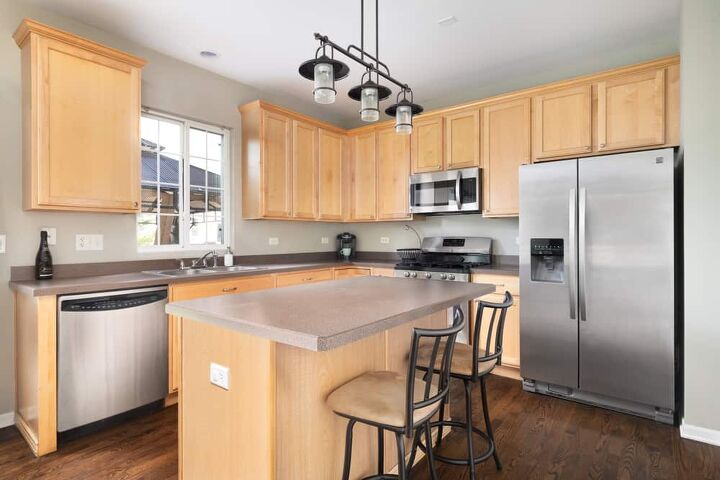 what color countertops go with maple cabinets