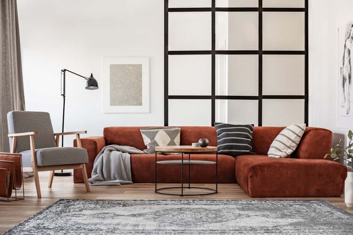 what color throw pillows go with a brown couch