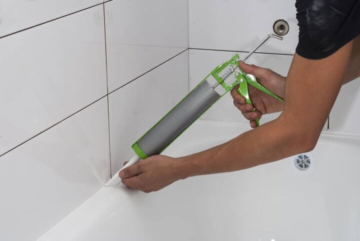 6 Alternatives to Caulking Around the Bathtub