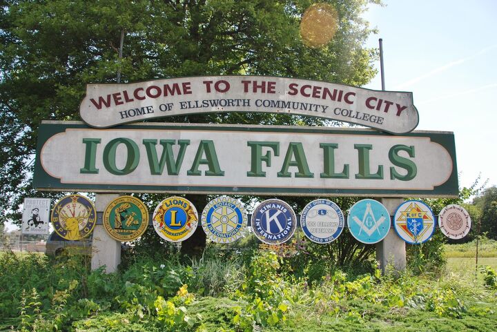 what are 10 best small towns in iowa to retire