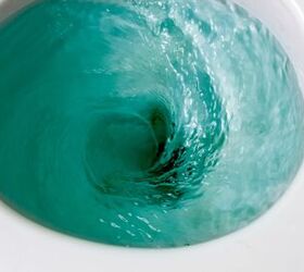 Toilet Splashes When Flushed? (Possible Causes & Fixes)