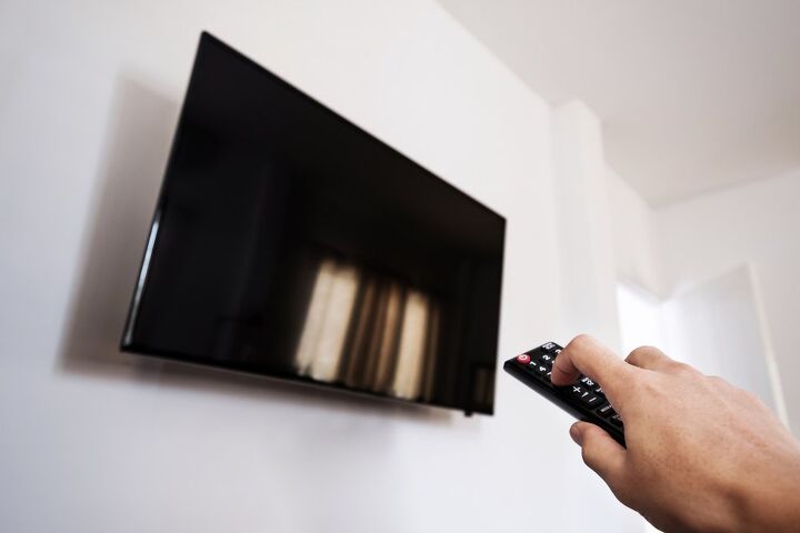 TV Keeps Going Black For A Few Seconds? (Possible Causes & Fixes)