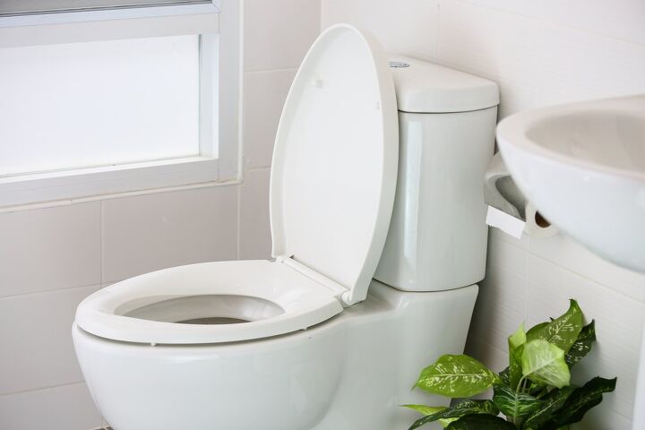 Slow-Close Toilet Seat Not Working? (Possible Causes & Fixes)