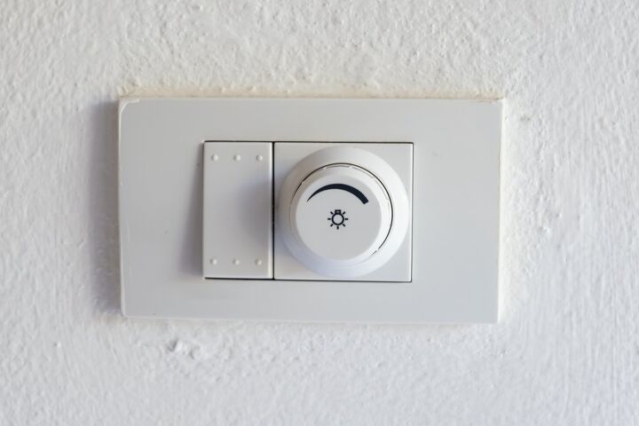 can you put a dimmable bulb in a non dimmable socket