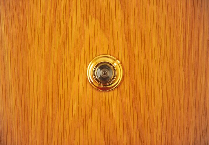 can you see through a peephole from the outside