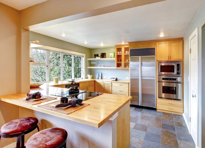 What Color Complements Maple Cabinets?