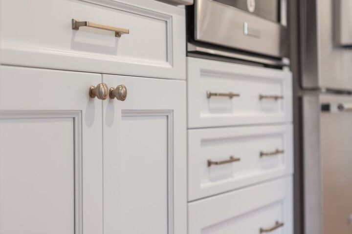 tips for mixing knobs and pulls on kitchen cabinets