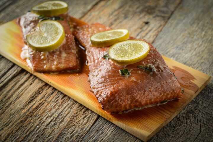 how long do i need to soak a cedar plank before cooking with it