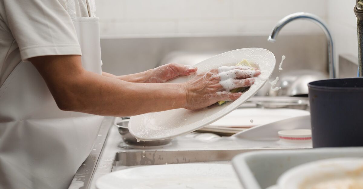Мытье грязной посуды. Мытье грязной посуды в ресторане. Мужчина моет посуду. Wash the dishes.