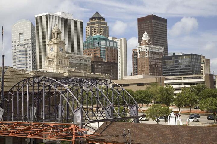 what are the pros and cons of living in des moines iowa